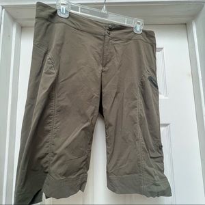 Columbia titanium women’s shorts size 8 Omni shade. Color green.